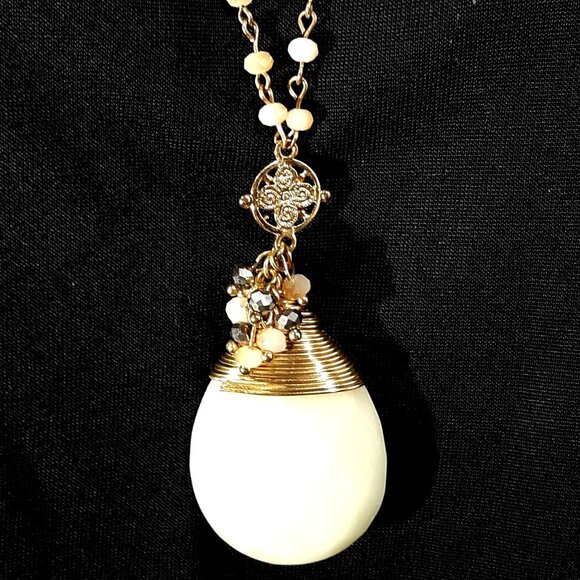 Wire-Wrapped-Faceted Citron-Magnesite-Gold-tone- Pendant Necklace - Picture 3 of 6
